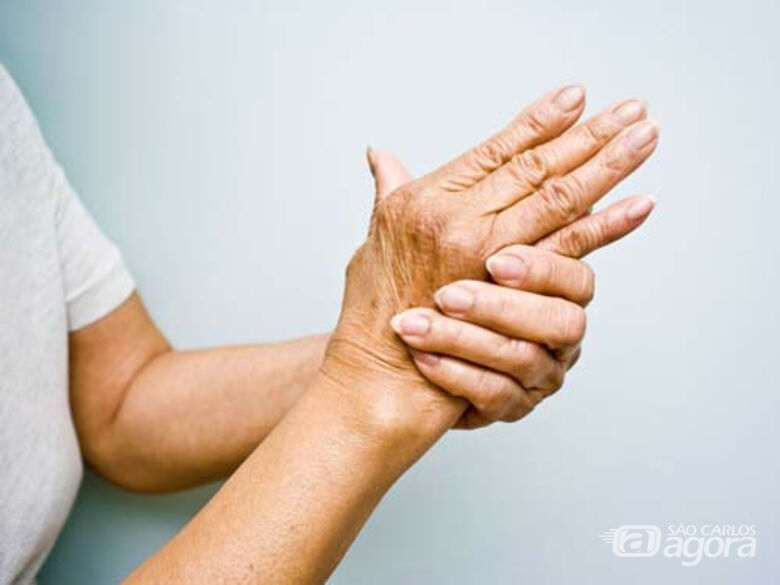 Dores provocadas pela doença nas mãos dos pacientes e que comprometem os normais movimentos articulares - Crédito: Divulgação