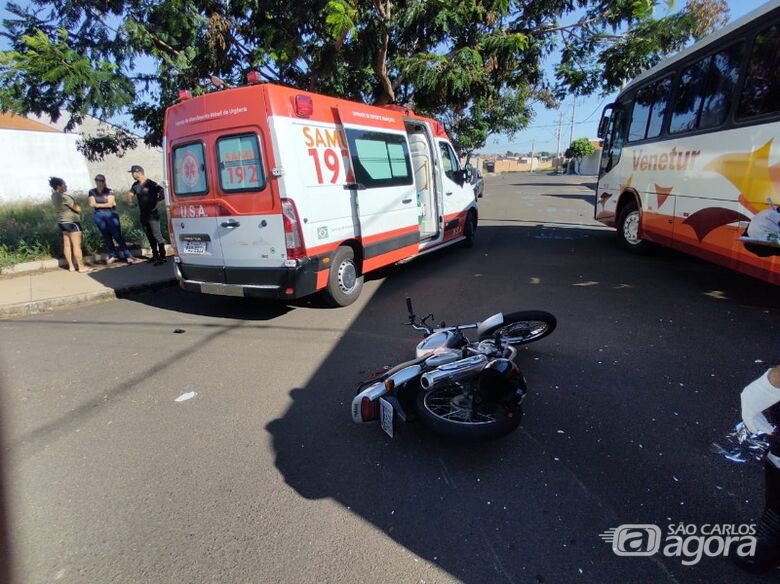 Jovem morre após acidente envolvendo moto e ônibus na região - Crédito: Araraquara Agora