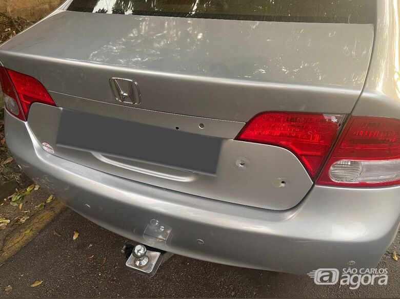 Homem é preso por porte ilegal de arma após efetuar disparos contra o carro da companheira - Crédito: SCA