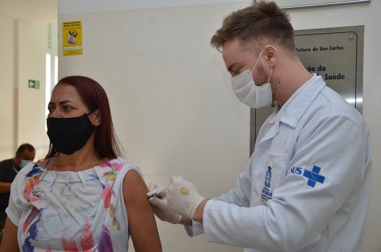 Mulher recebe vacina contra a Covid-19 em São Carlos - Crédito: divulgação