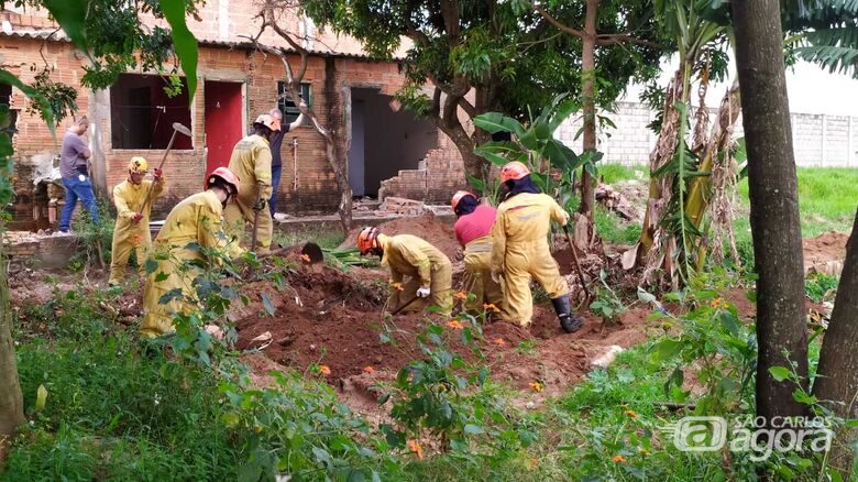 Mais um corpo é encontrado enterrado em quintal de residência no Cidade Aracy - Crédito: Maycon Maximino