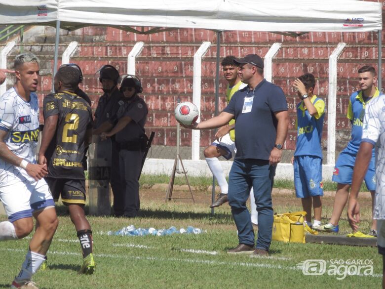 Fabrício Morozetti dirige o São Carlos no derby contra o Grêmio e busca a reabilitação na Série B - Crédito: Brendow Felipe/São Carlos FC