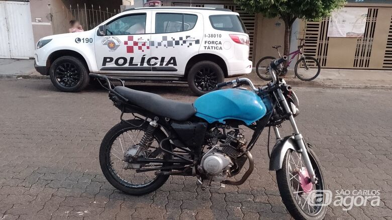 Força Tática detém adolescentes com moto furtada no Jardim Icarai, em Ibaté - Crédito: divulgação/PM