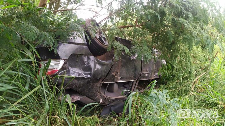 Mulher sai a procura do irmão e o encontra morto ao lado de veículo acidentado na estrada do Broa - Crédito: Maycon Maximino