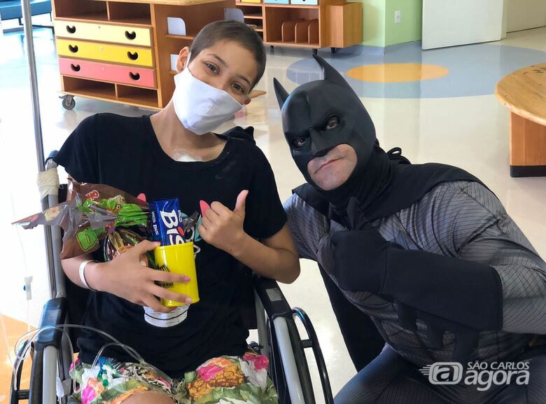 Batman são-carlense presenteia crianças no Hospital Amaral Carvalho em Jaú - Crédito: Be Caviquioli