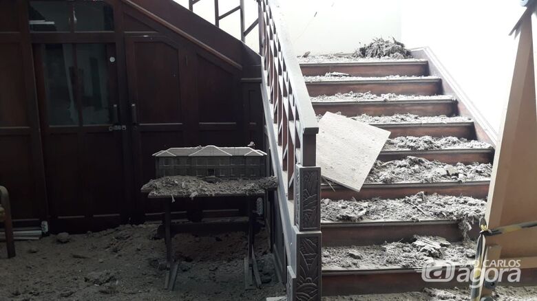 Parte do teto que caiu na Industrial - Crédito: Divulgação