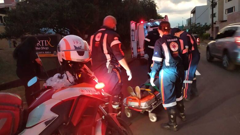 Motociclista fica ferida após atropelar pedestre - Crédito: Maycon Maximino