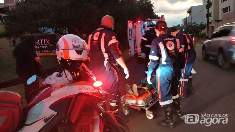 Motociclista fica ferida após atropelar pedestre - Crédito: Maycon Maximino