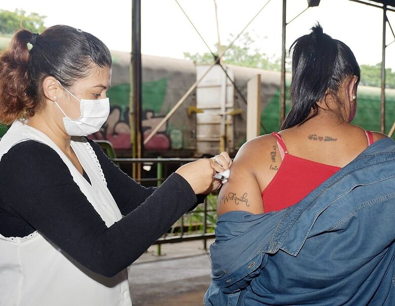 Jovem recebe vacina contra a Covid - Crédito: divulgação