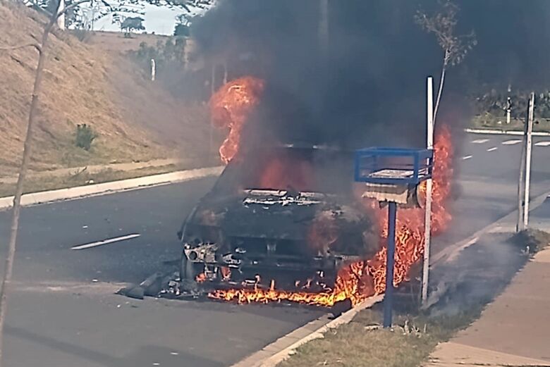 Incêndio destrói veículo no Vida Nova São Carlos - Crédito: Whastapp SCA