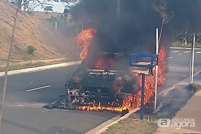 Incêndio destrói veículo no Vida Nova São Carlos - Crédito: Whastapp SCA