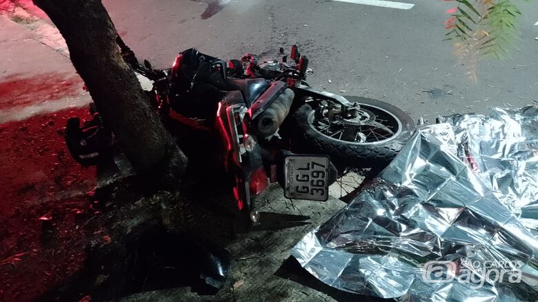 Garçom morreu após colidir moto contra poste - Crédito: Maycon Maximino