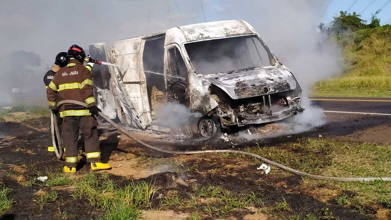 Incêndio destrói van na rodovia SP-215 em São Carlos - Crédito: Maycon Maximino