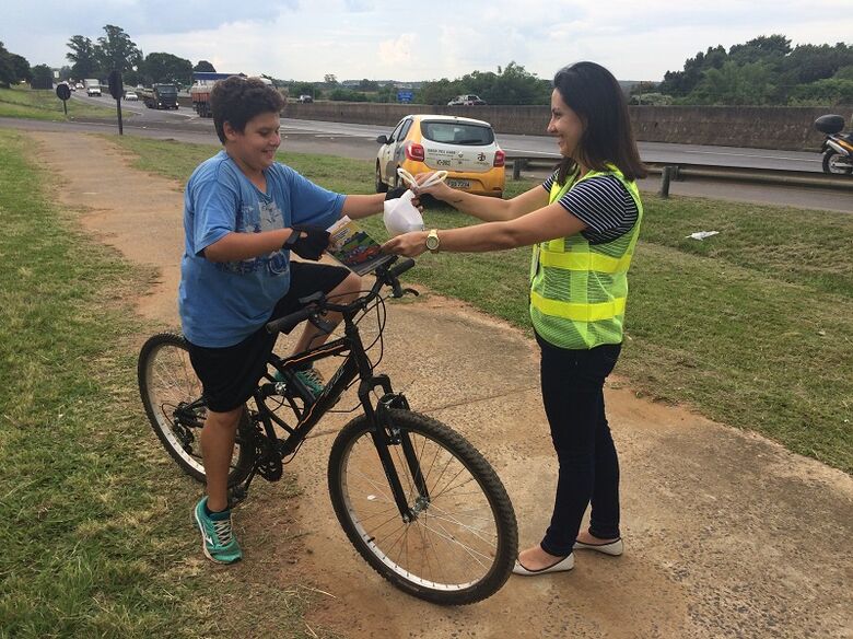 Pedestres e ciclistas recebem ações educativas do Maio Amarelo em São Carlos - 