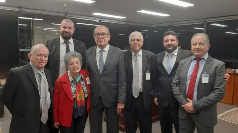 Azuaite com dirigentes do CPP são recebidos em Brasília pelo ministro do STF Gilmar Mendes: defesa dos servidores aposentados da educação - Crédito: Divulgação