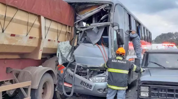 Colisão entre ônibus e caminhão deixa 15 pessoas feridas em rodovia no interior de SP - Crédito: Polícia Militar Rodoviária