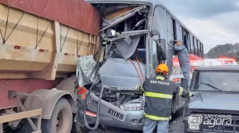 Colisão entre ônibus e caminhão deixa 15 pessoas feridas em rodovia no interior de SP - Crédito: Polícia Militar Rodoviária