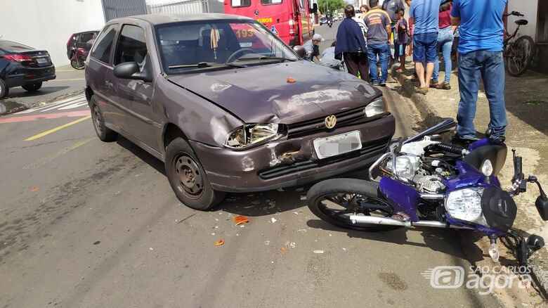 Gol atingiu a moto: motorista tentava entrar na garagem de sua casa - Crédito: Maycon Maximino