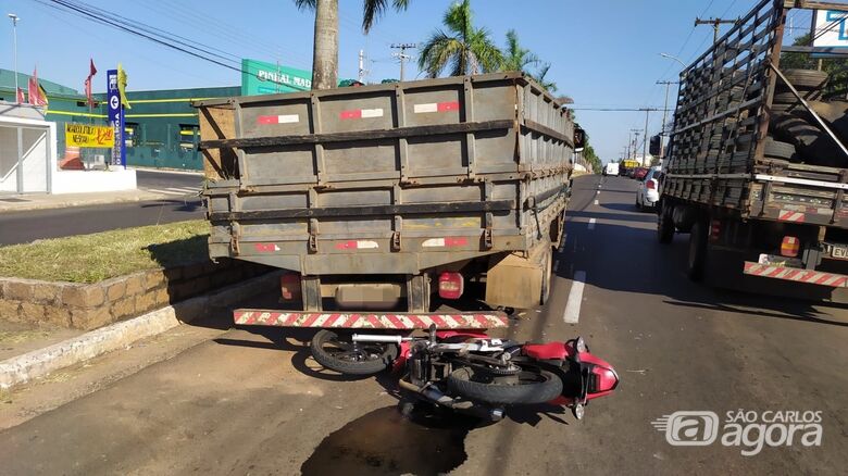 A moto foi parar embaixo do caminhão após o acidente - Crédito: Maycon Maximino