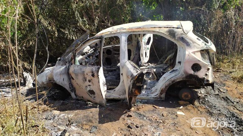 Carro está totalmente destruído: foi roubado no dia 6 de maio - Crédito: Maycon Maximino