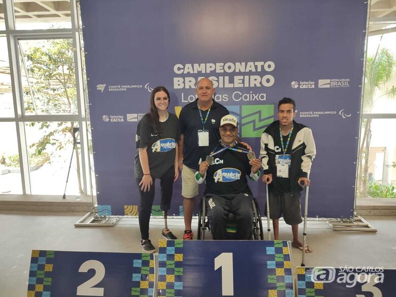 Mitcho e atletas que estiveram no Campeonato Brasileiro: São Carlos está na elite da natação ACD no Brasil - Crédito: Divulgação