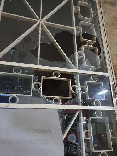 Porta de vidro do Fórum foi estilhaçada novamente - Crédito: Divulgação