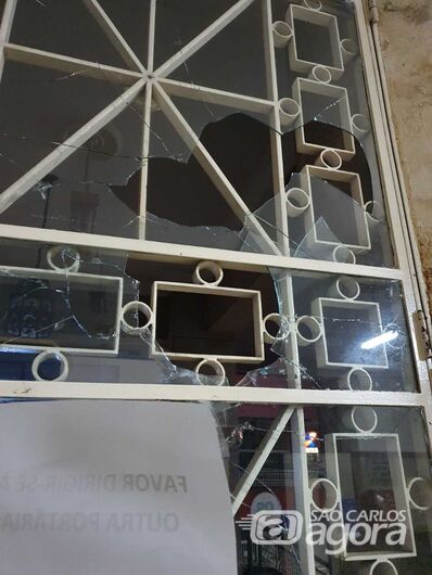 Porta de vidro do Fórum foi estilhaçada novamente - Crédito: Divulgação