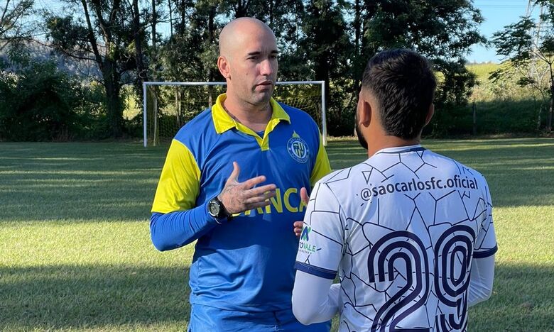 Petterson conversa com atleta durante o treino: hora de reação na Bezinha - Crédito: Divulgação/São Carlos FC