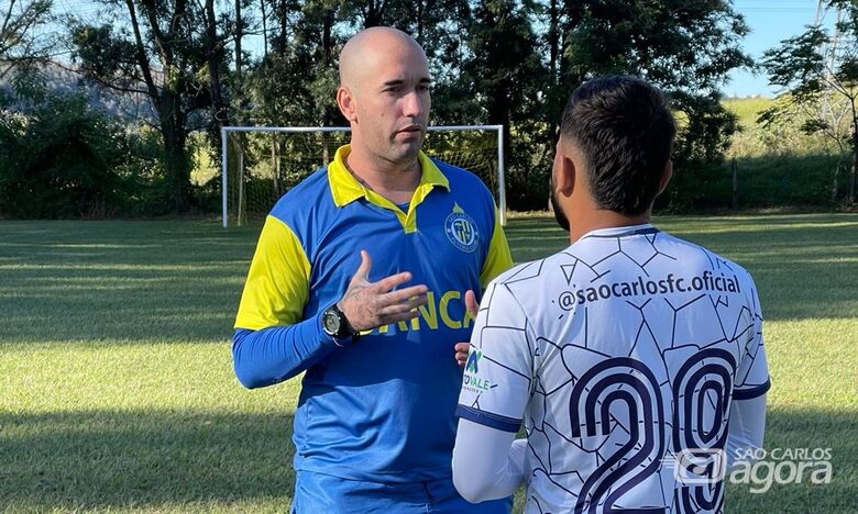 Petterson conversa com atleta durante o treino: hora de reação na Bezinha - Crédito: Divulgação/São Carlos FC