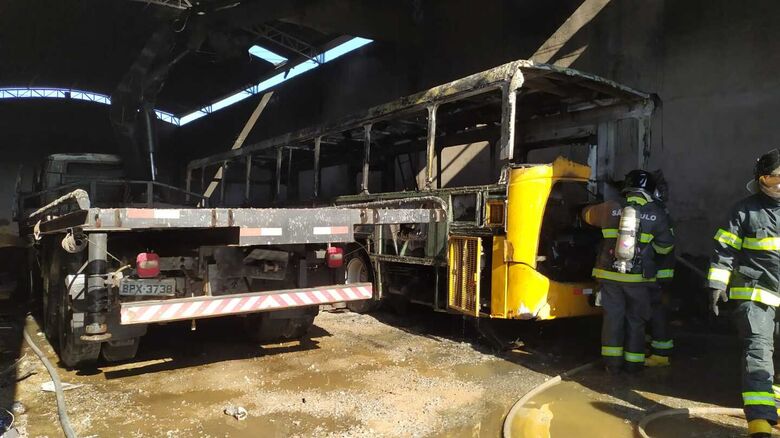 Caminhão e ônibus ficaram destruídos devido ao fogo - Crédito: Maycon Maximino