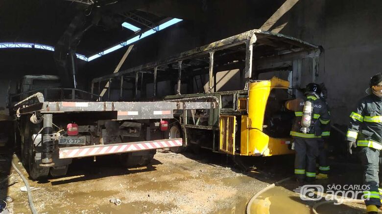 Caminhão e ônibus ficaram destruídos devido ao fogo - Crédito: Maycon Maximino