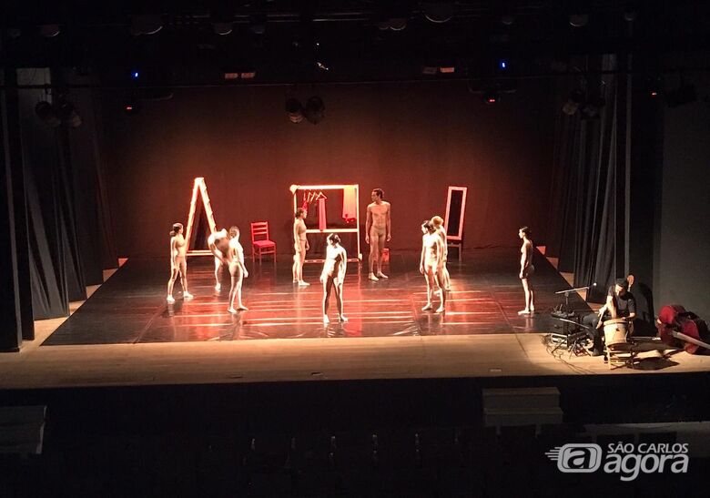 Uma das cenas do espetáculo “Espelhos da Cabeça da Companhia de Dança ImprovisAR-te - Crédito: Lennon Abrão
