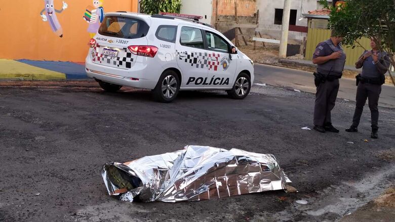 Corpo de Ricardo estava no meio da rua, sem vida - Crédito: Maycon Maximino