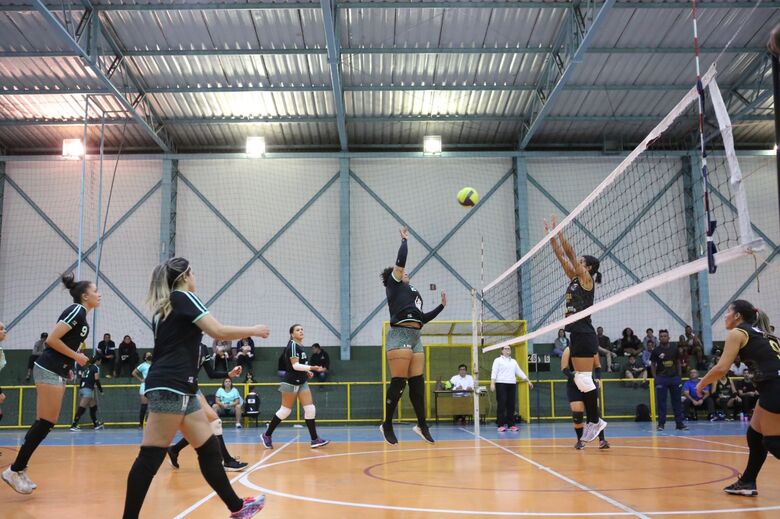 Fênix e Garra 1000 proporcionaram um disputado jogo de vôlei no Redenção - Crédito: Zé_Photografy
