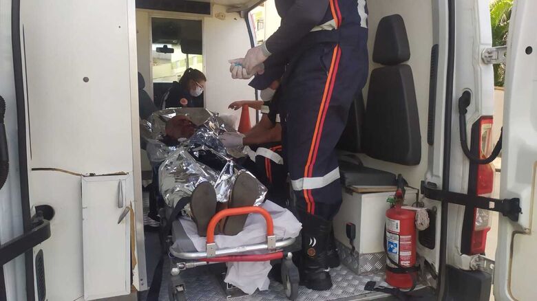 Ciclista é socorrido pelo Samu com ferimentos - Crédito: Maycon Maximino