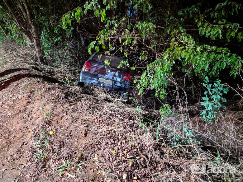 Carro bate em árvore e cai em barranco após motorista passar mal - Crédito: Maycon Maximino