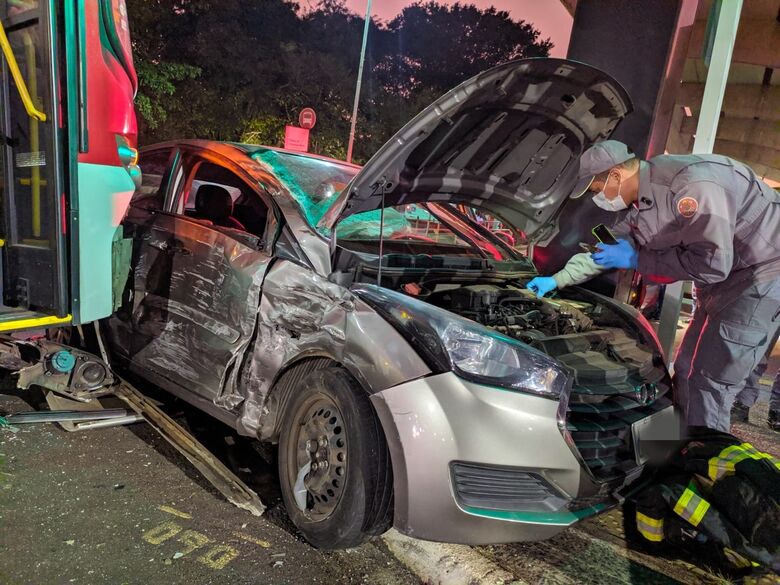 Veículo foi arrastado e ‘espremido’ por ônibus em cruzamento - Crédito: Maycon Maximino/São Carlos Agora