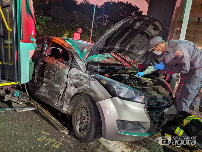 Veículo foi arrastado e ‘espremido’ por ônibus em cruzamento - Crédito: Maycon Maximino/São Carlos Agora