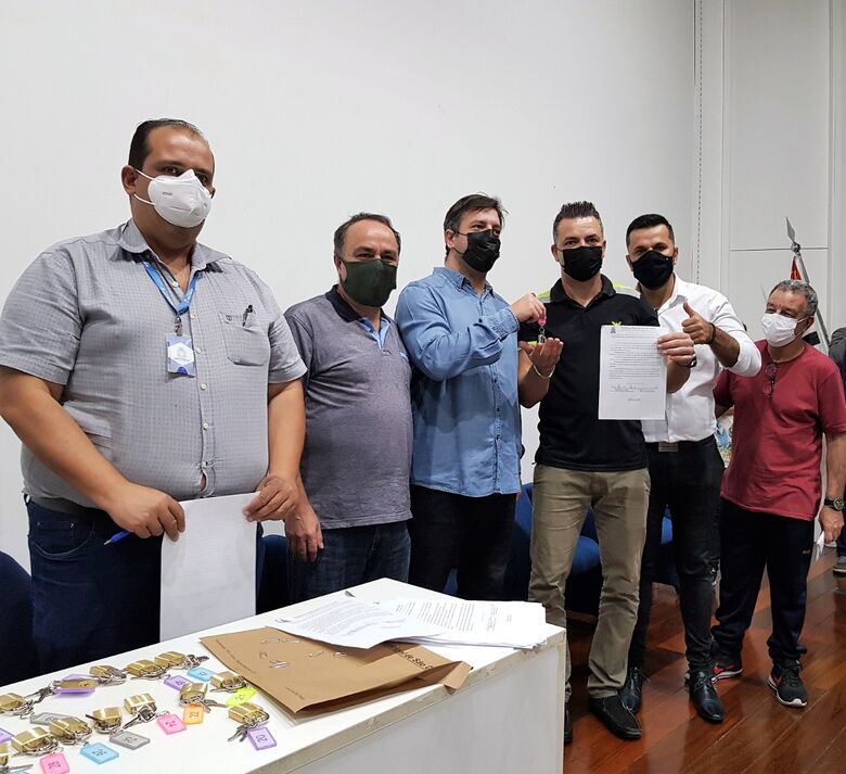 Secretaria de Habitação entrega as chaves dos novos boxes da praça do comércio popular - Crédito: divulgação