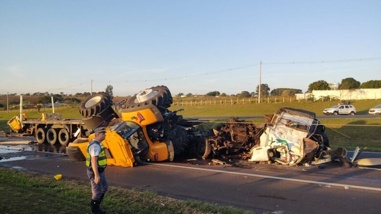 Acidente entre dois caminhões causa congestionamento na rodovia Washington Luís - Crédito: Araraquara Agora