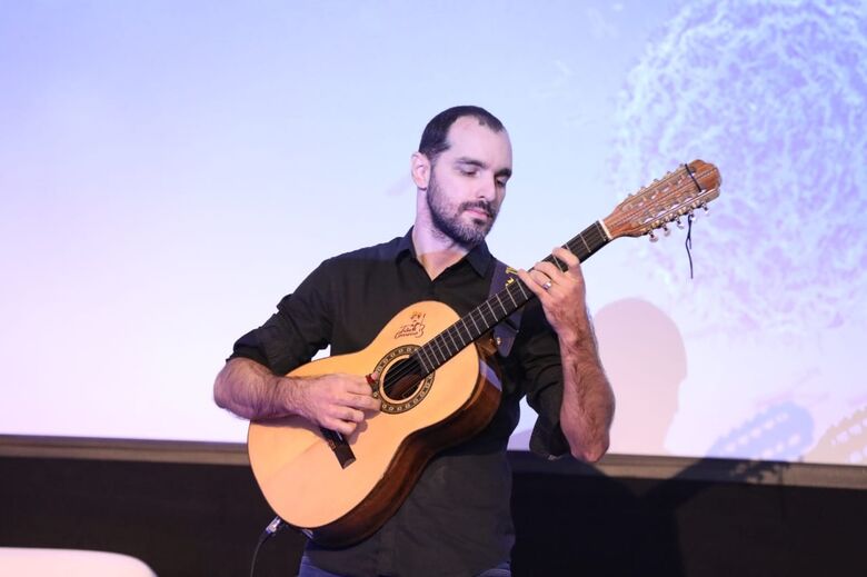 Viola Azul é um projeto de música instrumental desenvolvido e interpretado na viola caipira por Diego Sangali - Crédito: Divulgação