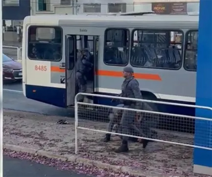 Policiais ao lado de ônibus onde aconteceu o atentado - Crédito: redes sociais