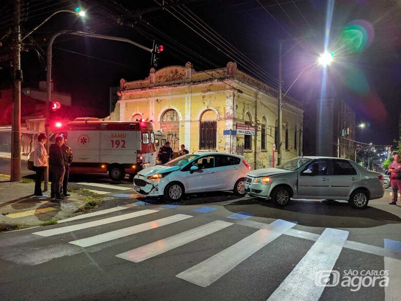 Motorista fica ferida após colisão no Centro - Crédito: Maycon Maximino/São Carlos Agora