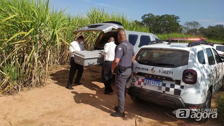 Corpo é colocado em carro fúnebre: cadáver de um homem estava em estado avançado de decomposição - Crédito: Maycon Maximino