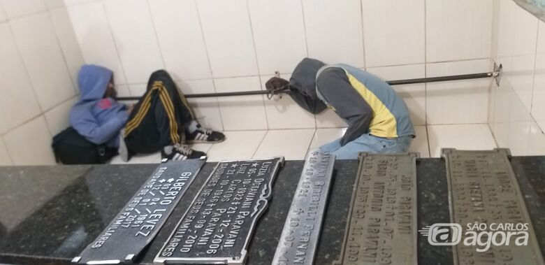 As placas que foram apreendidas pela GM e ao fundo, os suspeitos - Crédito: Divulgação