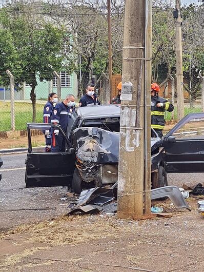 Mulher morre após bater carro em poste, em Araraquara - 