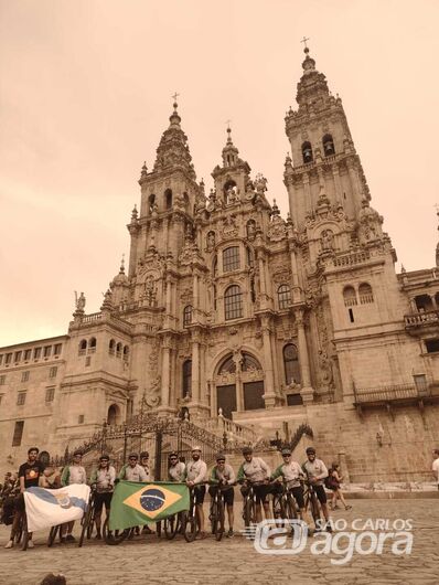 Com a bandeira brasileira, grupo são-carlense chega a Catedral de Santiago de Compostela - Crédito: Divulgação