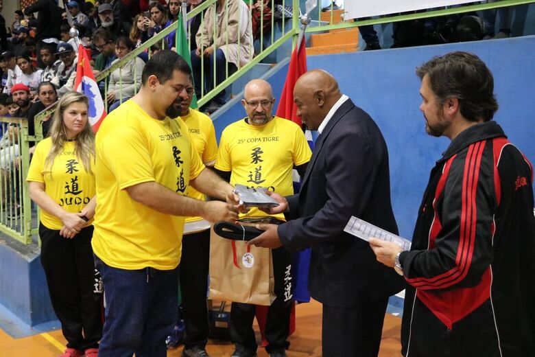 Durante o evento ocorreu uma homenagem ao sensei Erasmo Firmino pelos 20 anos de serviços prestados a Brotas - Crédito: Divulgação