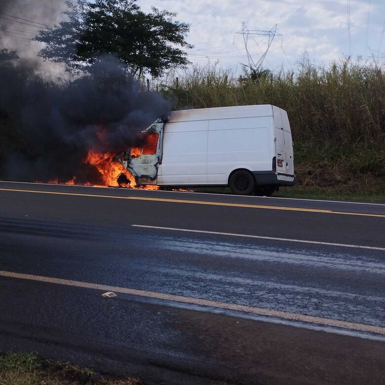 Incêndio consumiu a cabine da van; ninguém se feriu - Crédito: Caio Pagani/Colaborador SCA