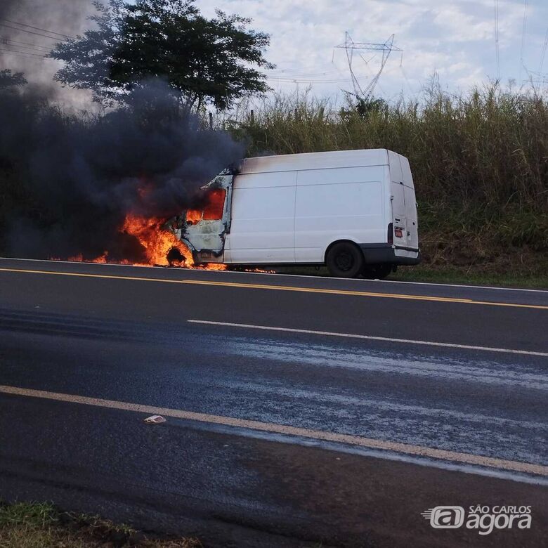 Incêndio consumiu a cabine da van; ninguém se feriu - Crédito: Caio Pagani/Colaborador SCA